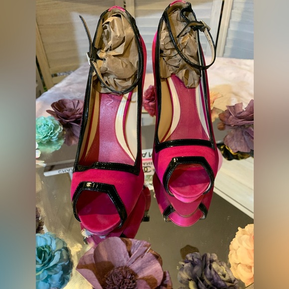 GUC!!!!💝Alexander McQueen color block pumps.
Satin and patent leather. - Picture 3 of 12